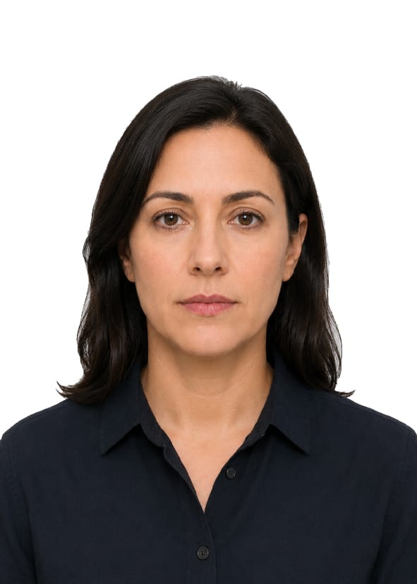 Correct Canadian passport photo in 50 x 70 mm size