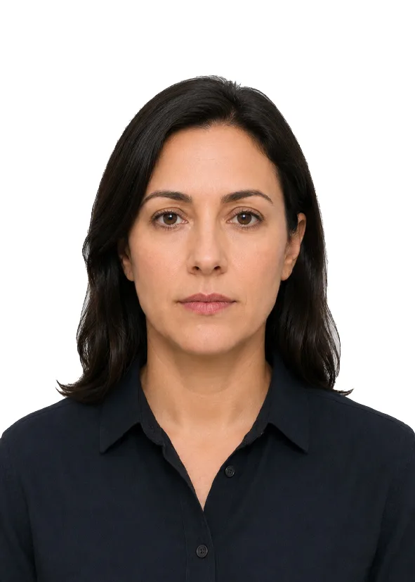 Correct Canadian passport photo in 50 x 70 mm size