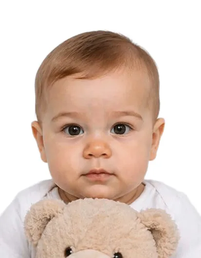 Italian baby passport photo example holding a toy not suitable for official photo requirements